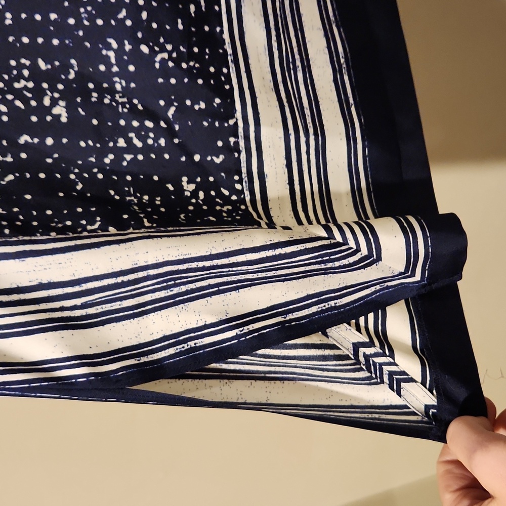 ❤️ NWOT! VINCE SILK TOP - SCARF PRINT, SMALL - Picture 6 of 9